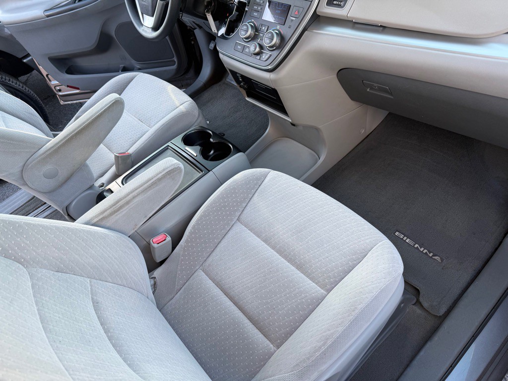 2015 Toyota Sienna Image 20