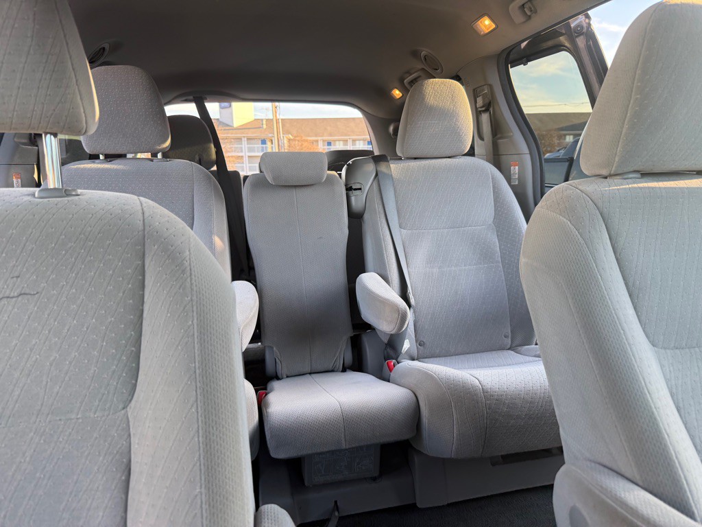 2015 Toyota Sienna Image 21