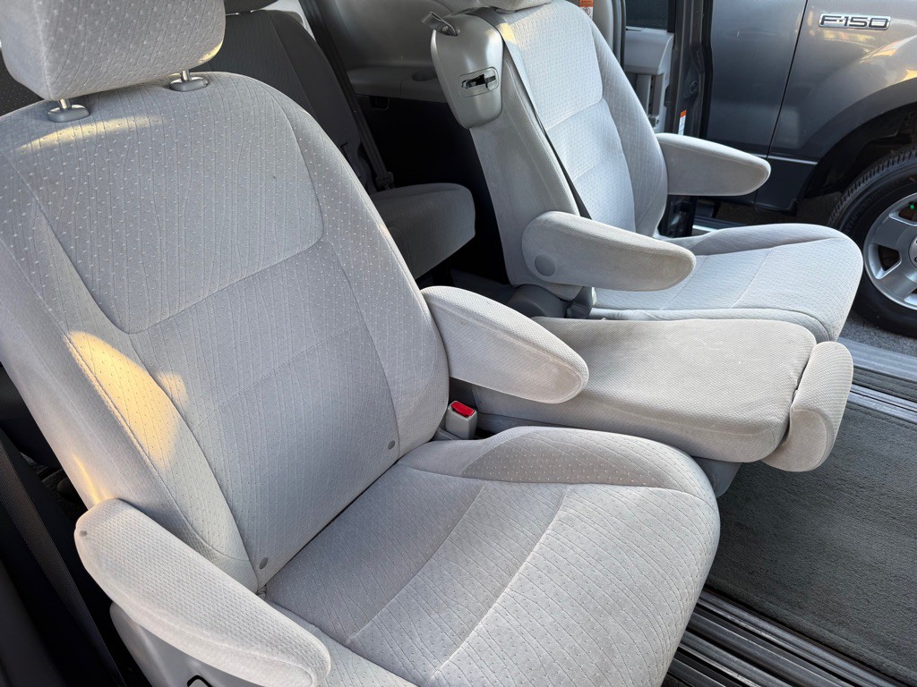 2015 Toyota Sienna Image 23