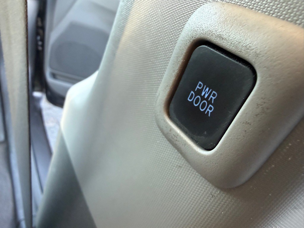 2015 Toyota Sienna Image 25