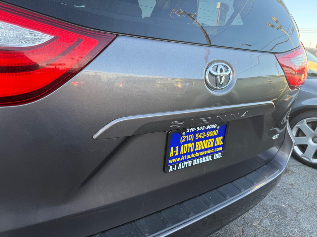 2015 Toyota Sienna Image 26