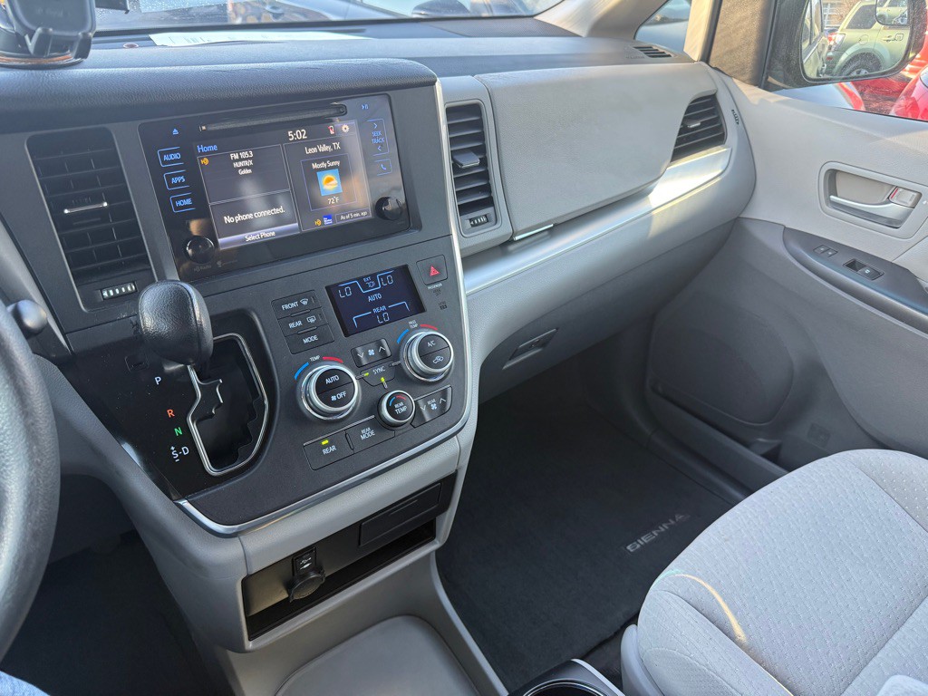 2015 Toyota Sienna Image 27