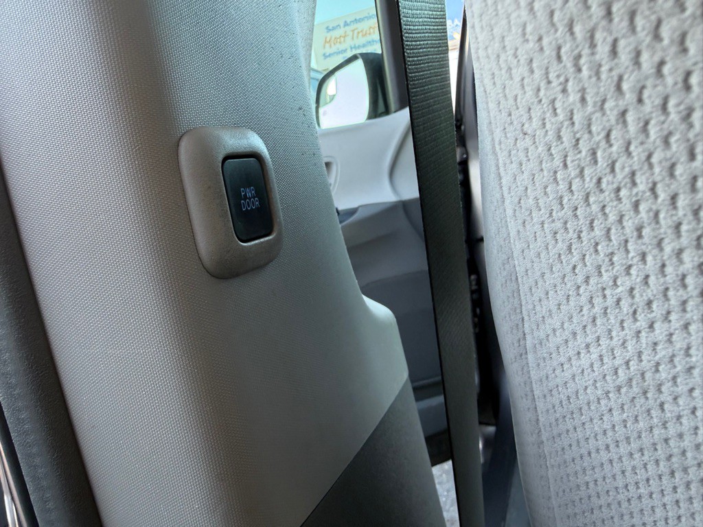 2015 Toyota Sienna Image 28