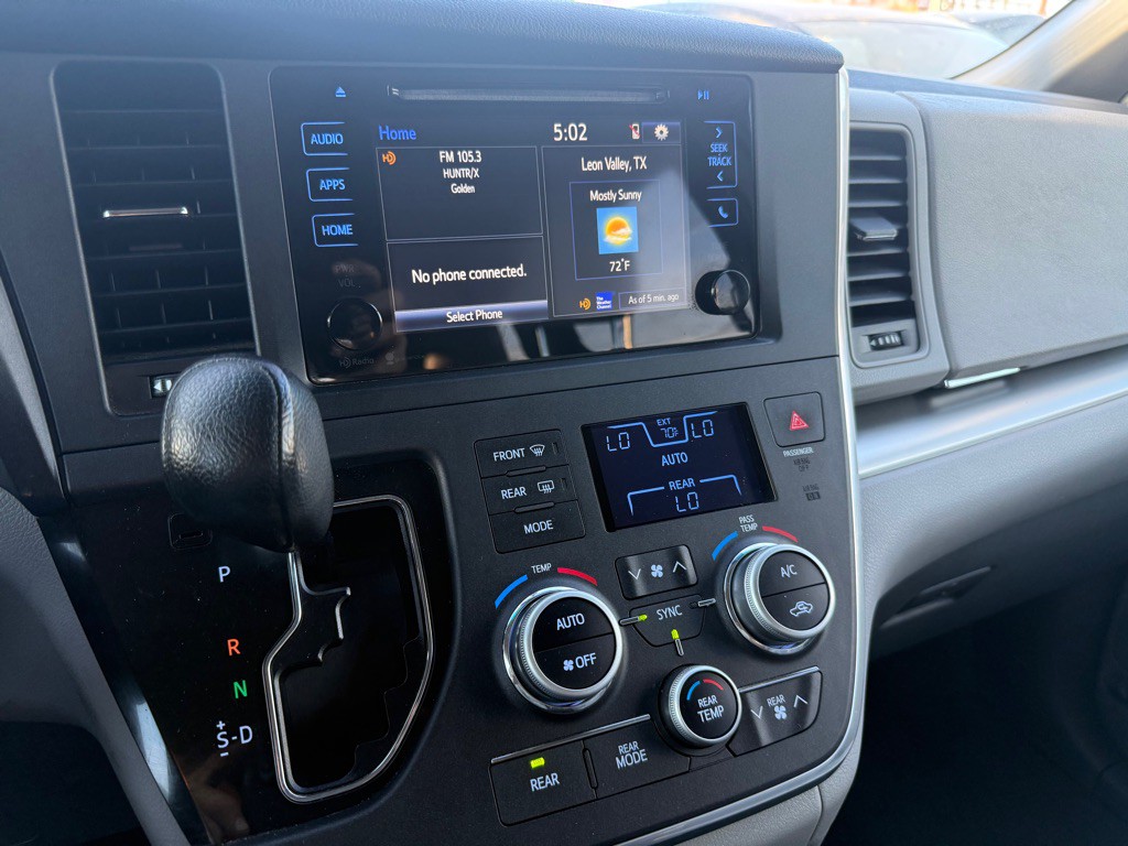 2015 Toyota Sienna Image 29