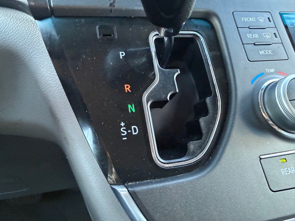 2015 Toyota Sienna Image 31