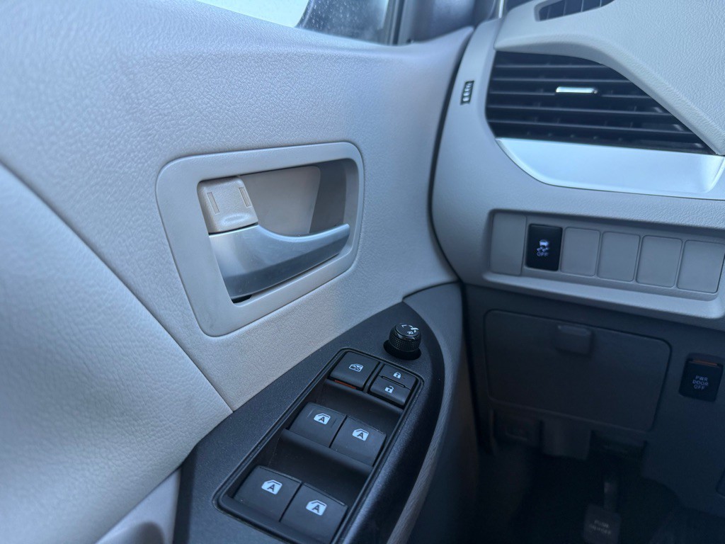 2015 Toyota Sienna Image 39