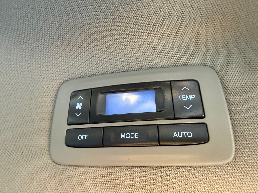 2015 Toyota Sienna Image 42