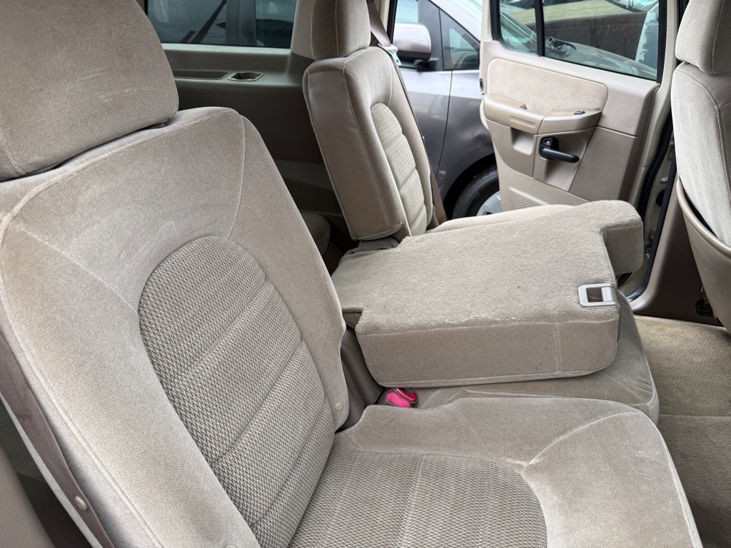 2005 Ford Explorer Image 16