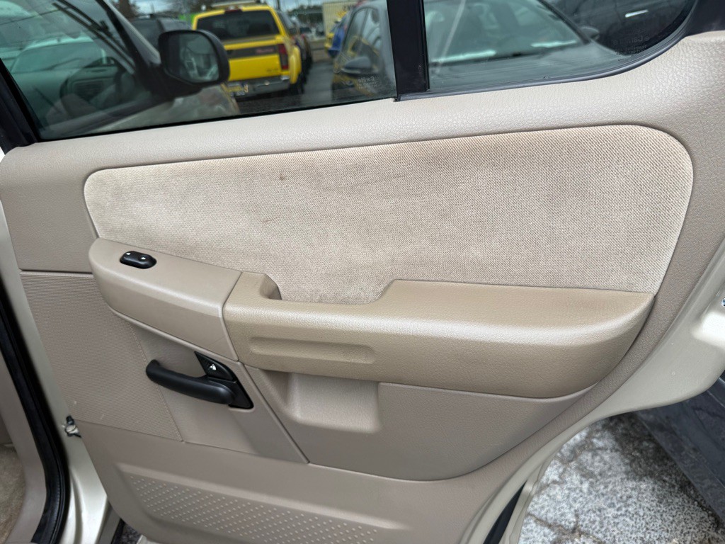 2005 Ford Explorer Image 22