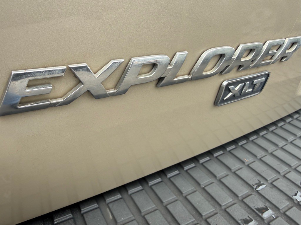 2005 Ford Explorer Image 31