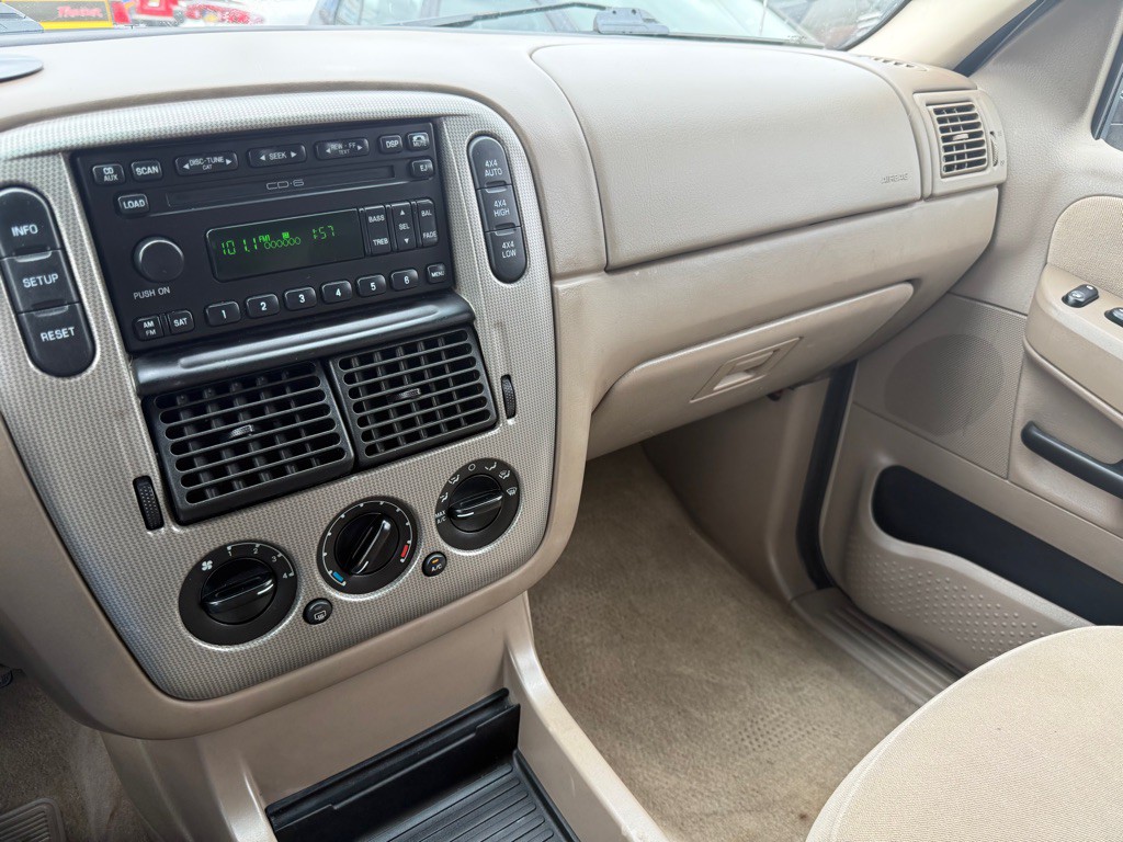 2005 Ford Explorer Image 32