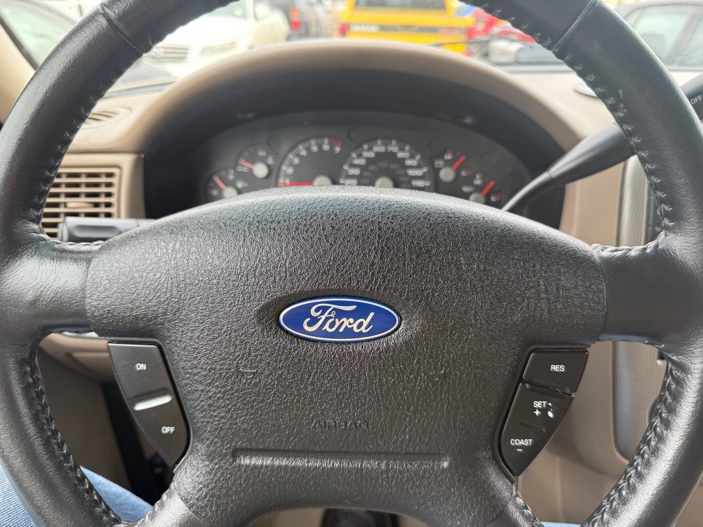 2005 Ford Explorer Image 37