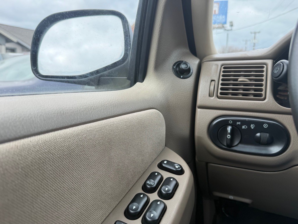2005 Ford Explorer Image 44
