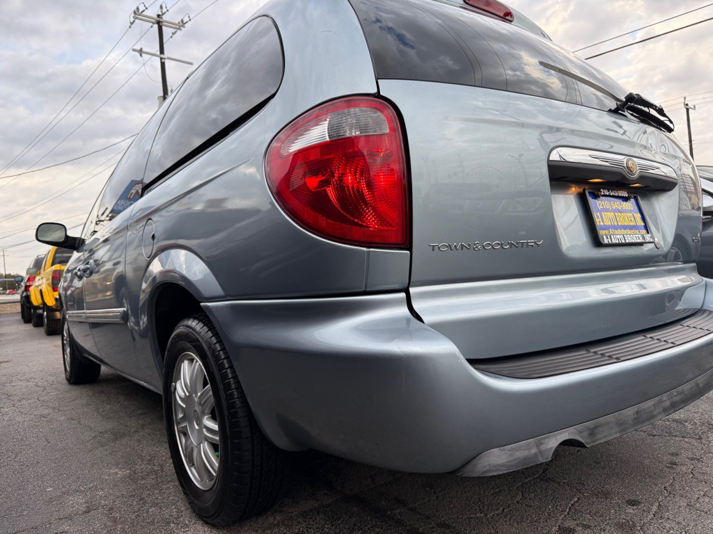 2006 Chrysler Town & Country Image 2