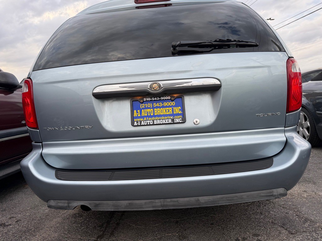 2006 Chrysler Town & Country Image 3