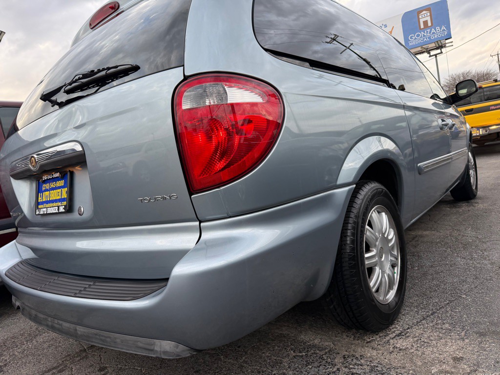 2006 Chrysler Town & Country Image 4