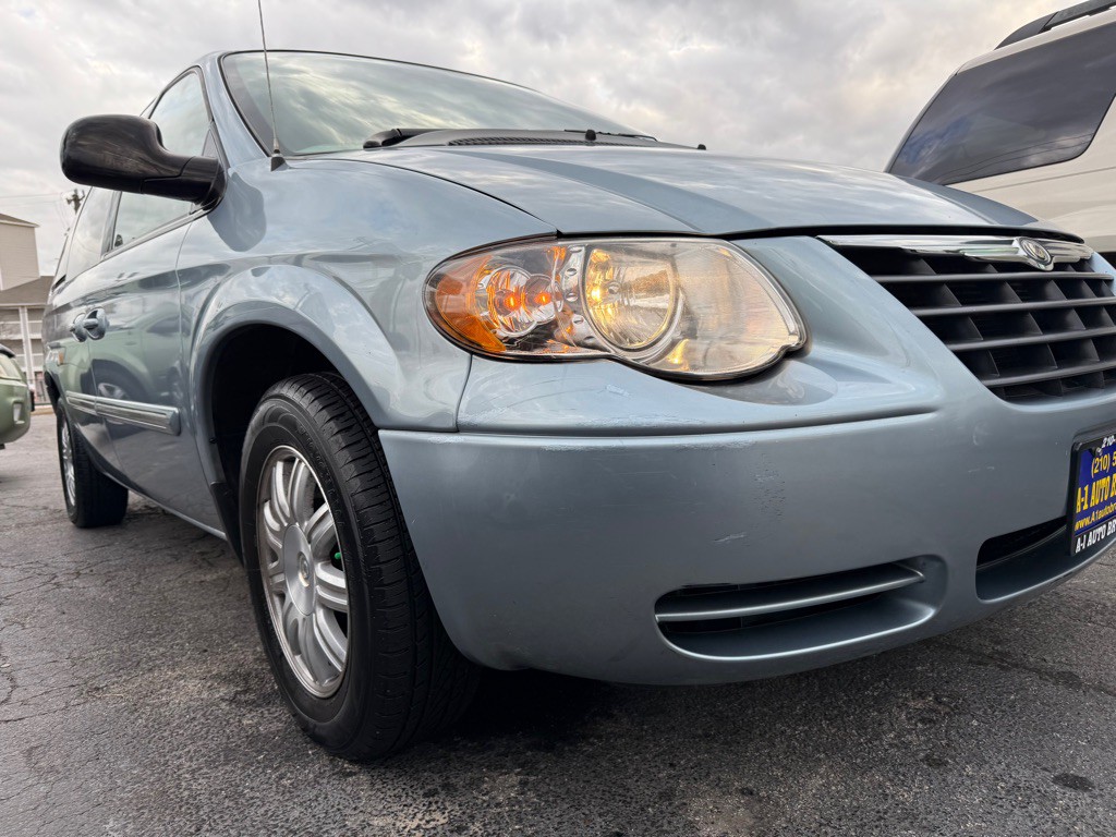 2006 Chrysler Town & Country Image 5