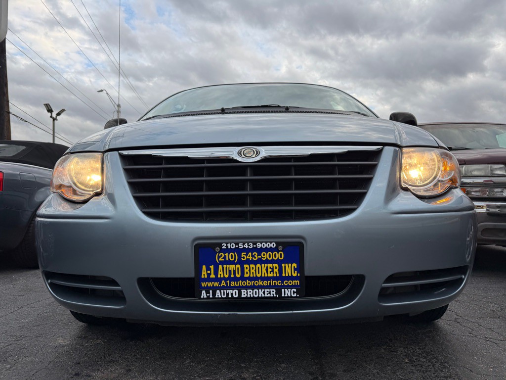 2006 Chrysler Town & Country Image 6