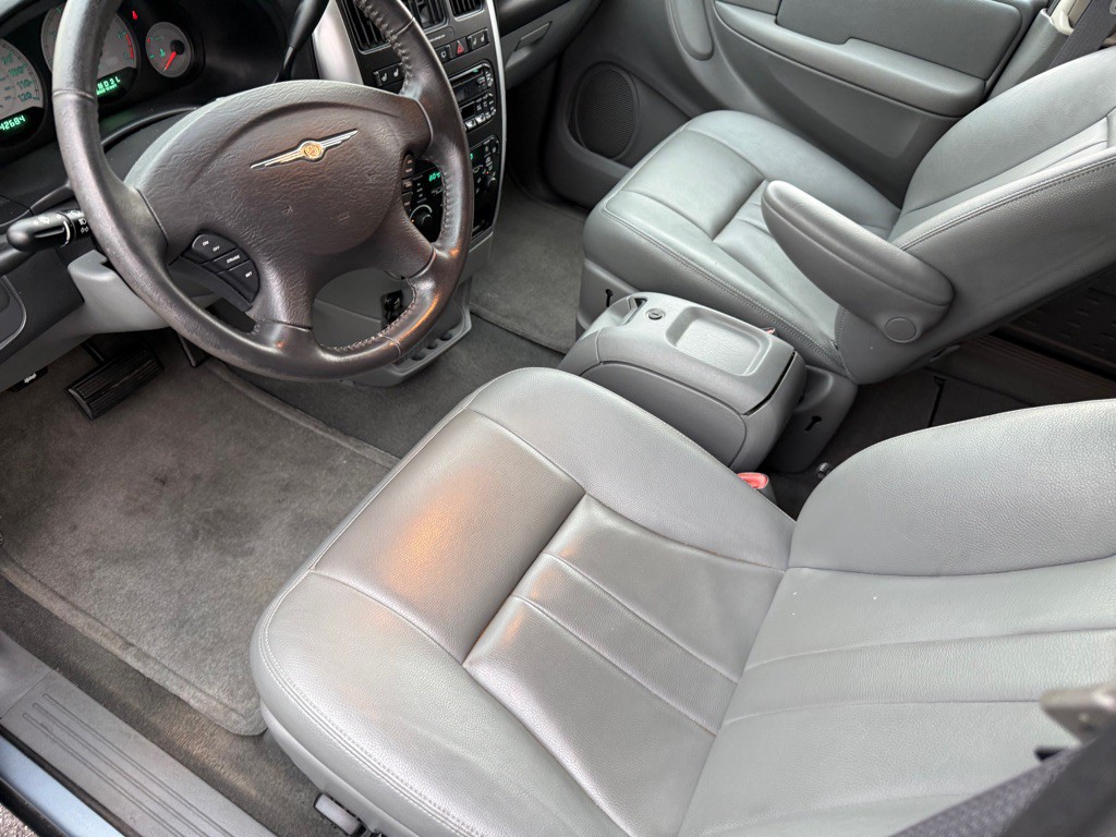 2006 Chrysler Town & Country Image 7