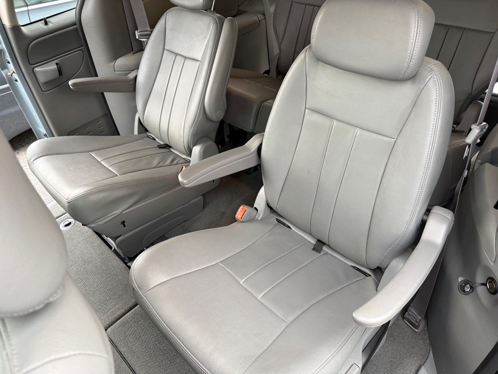 2006 Chrysler Town & Country Image 8