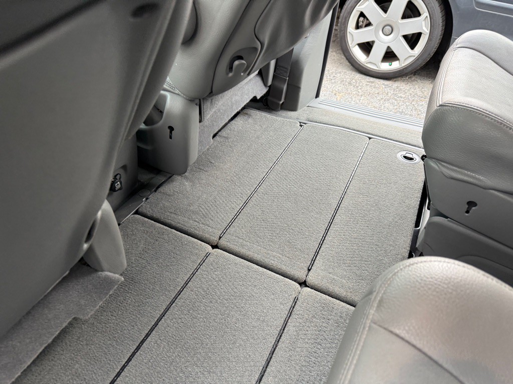 2006 Chrysler Town & Country Image 10