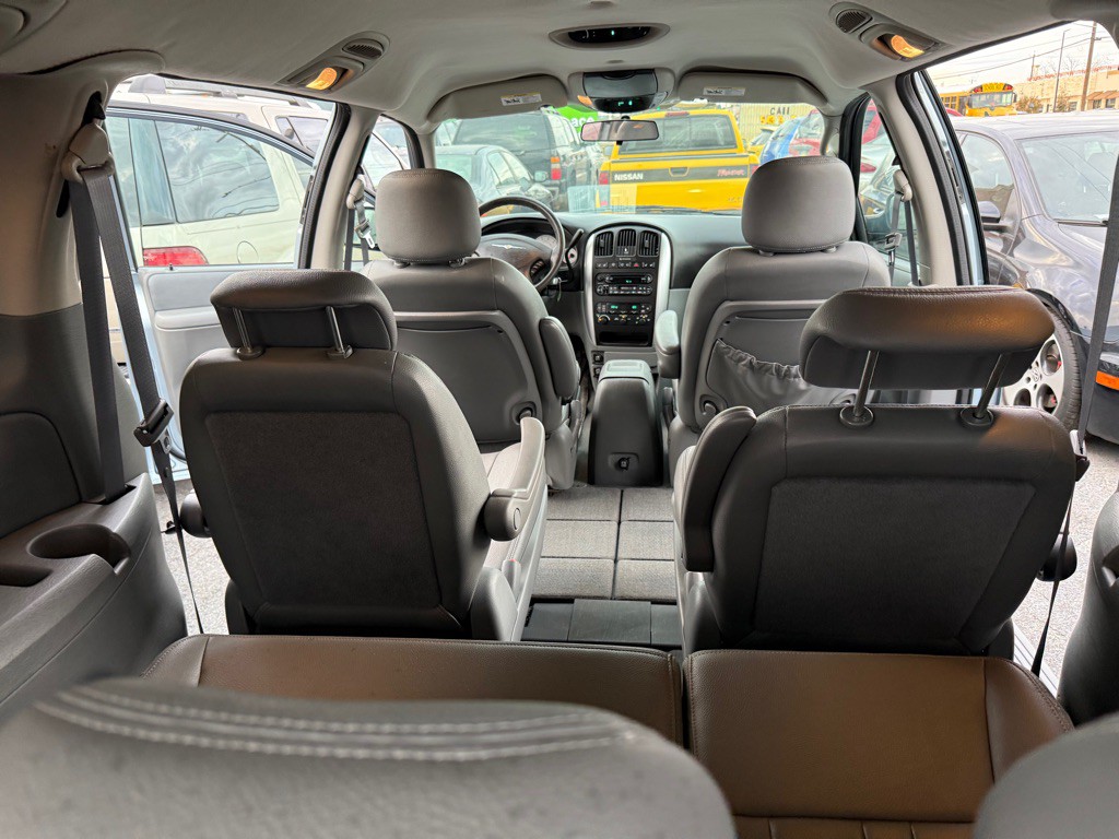 2006 Chrysler Town & Country Image 11