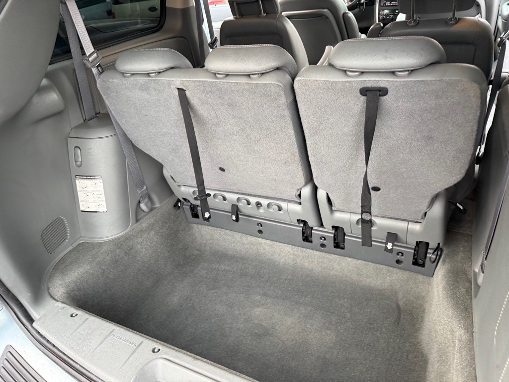 2006 Chrysler Town & Country Image 12