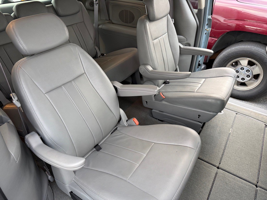 2006 Chrysler Town & Country Image 13