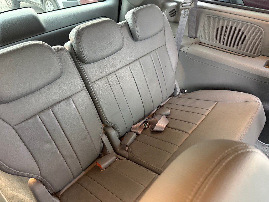 2006 Chrysler Town & Country Image 14