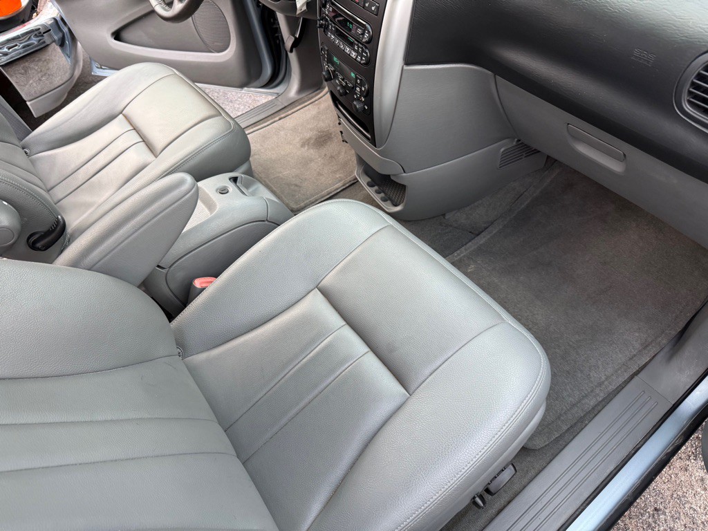 2006 Chrysler Town & Country Image 18