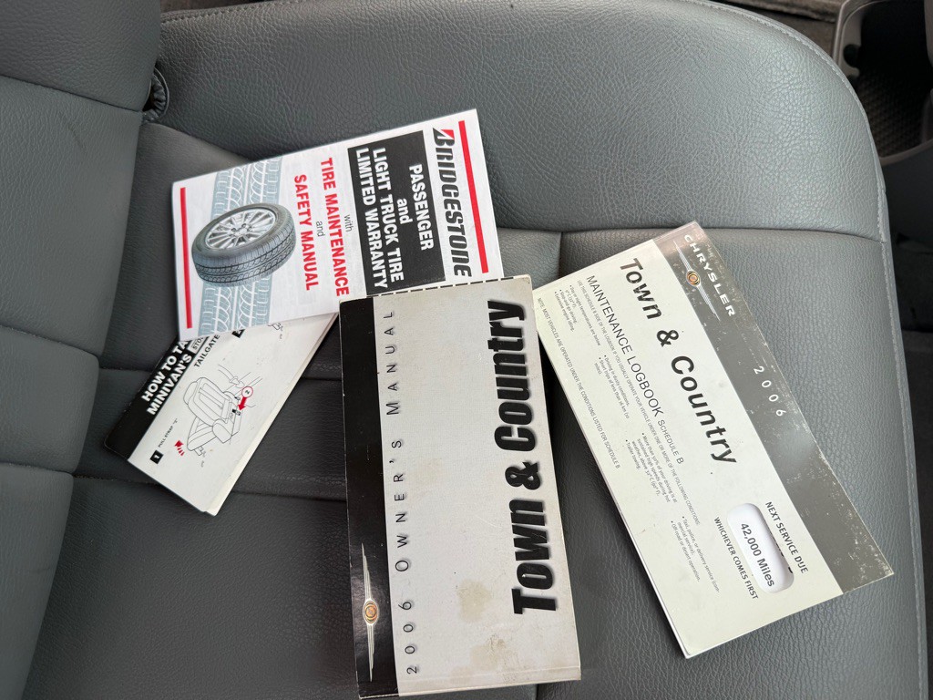 2006 Chrysler Town & Country Image 19