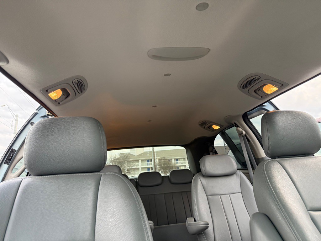 2006 Chrysler Town & Country Image 21