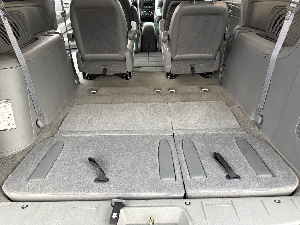 2006 Chrysler Town & Country Image 24