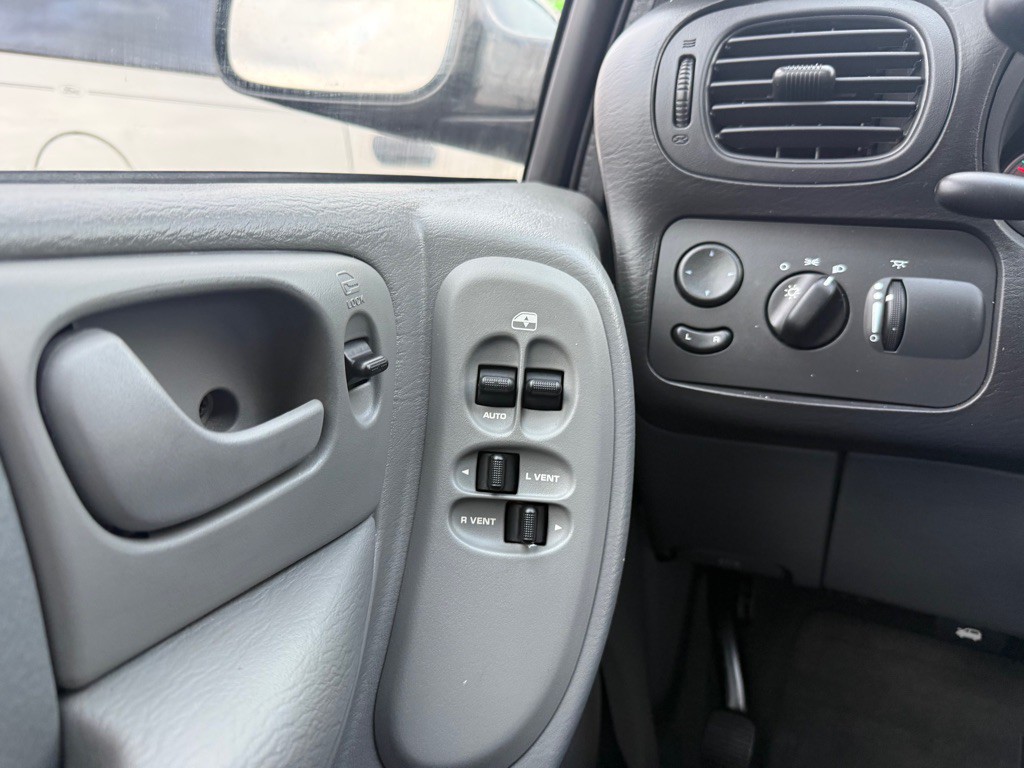 2006 Chrysler Town & Country Image 38