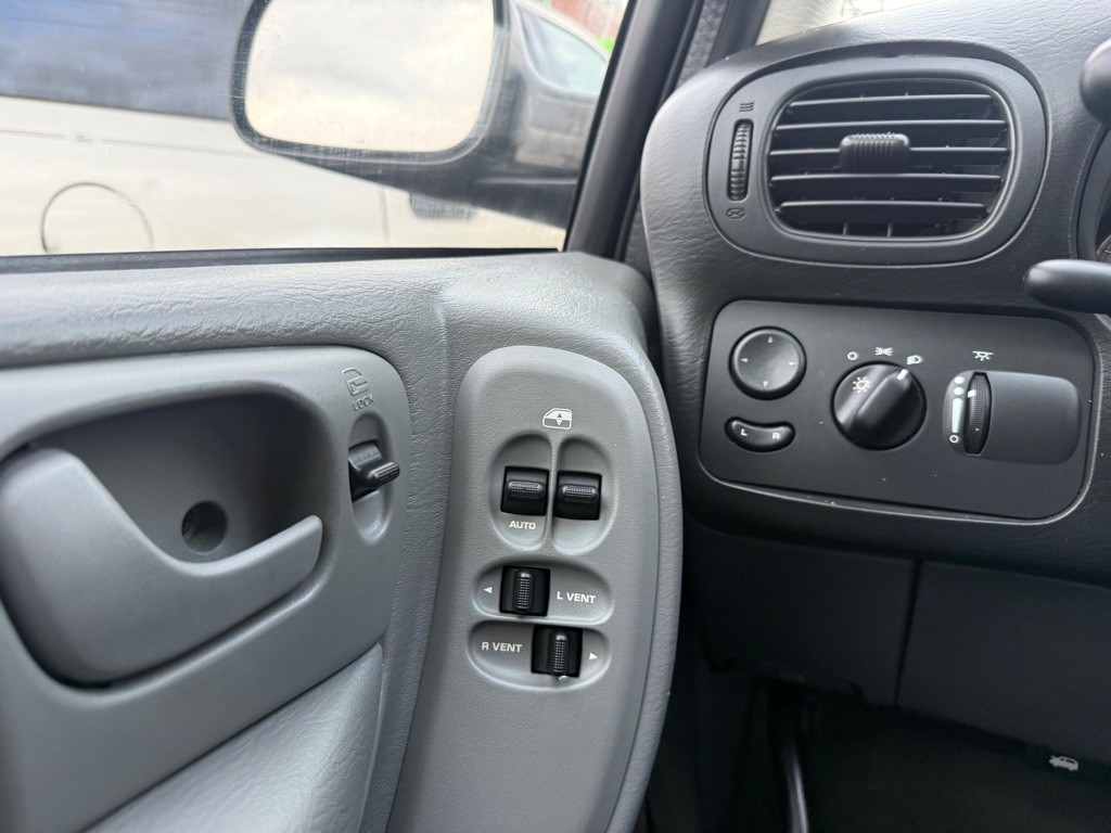 2006 Chrysler Town & Country Image 41