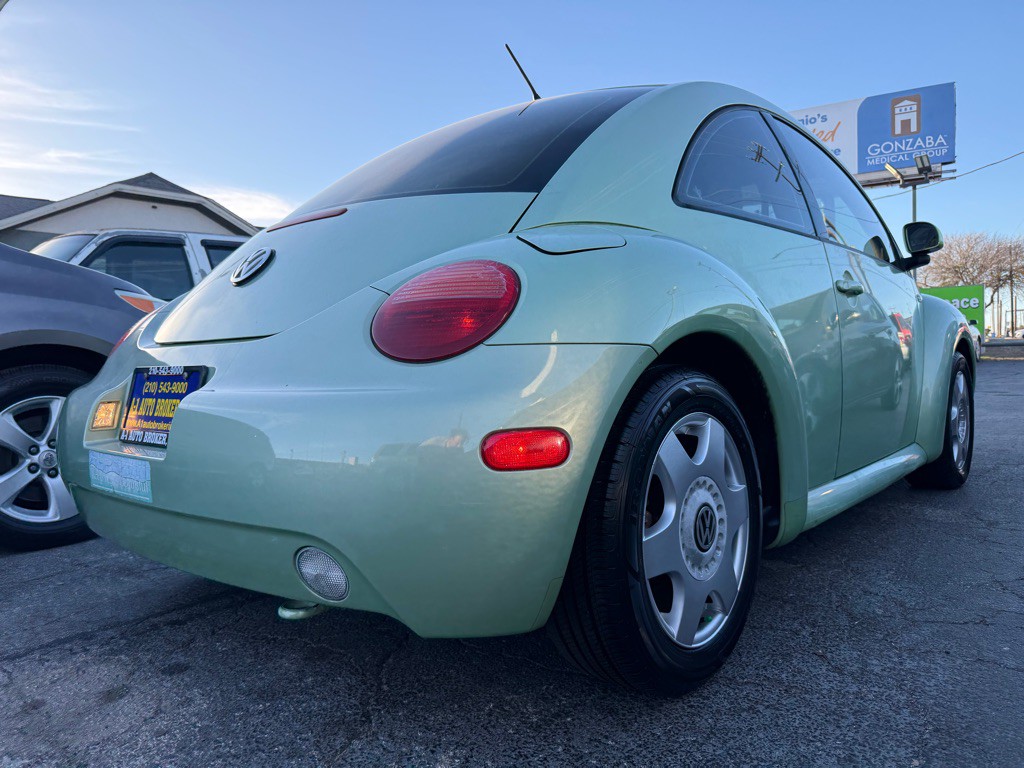 2000 Volkswagen Beetle Image 4