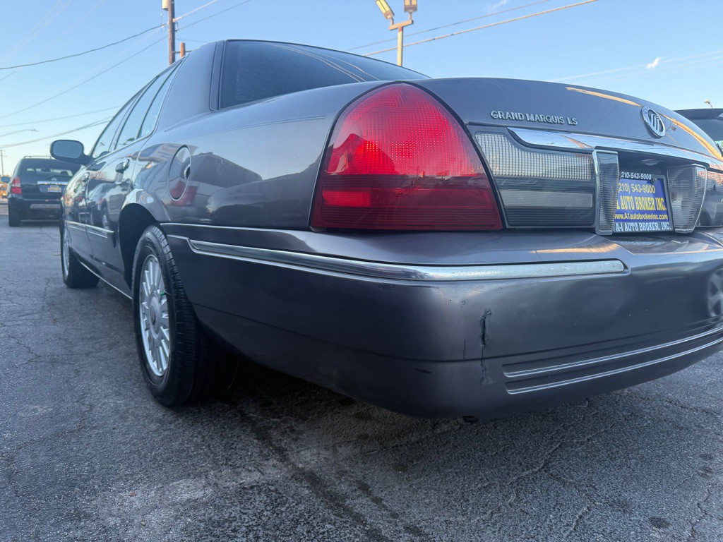 2007 Mercury Grand Marquis Image 2