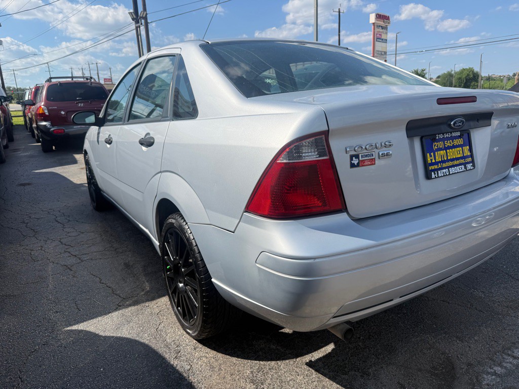 2005 Ford Focus Image 2