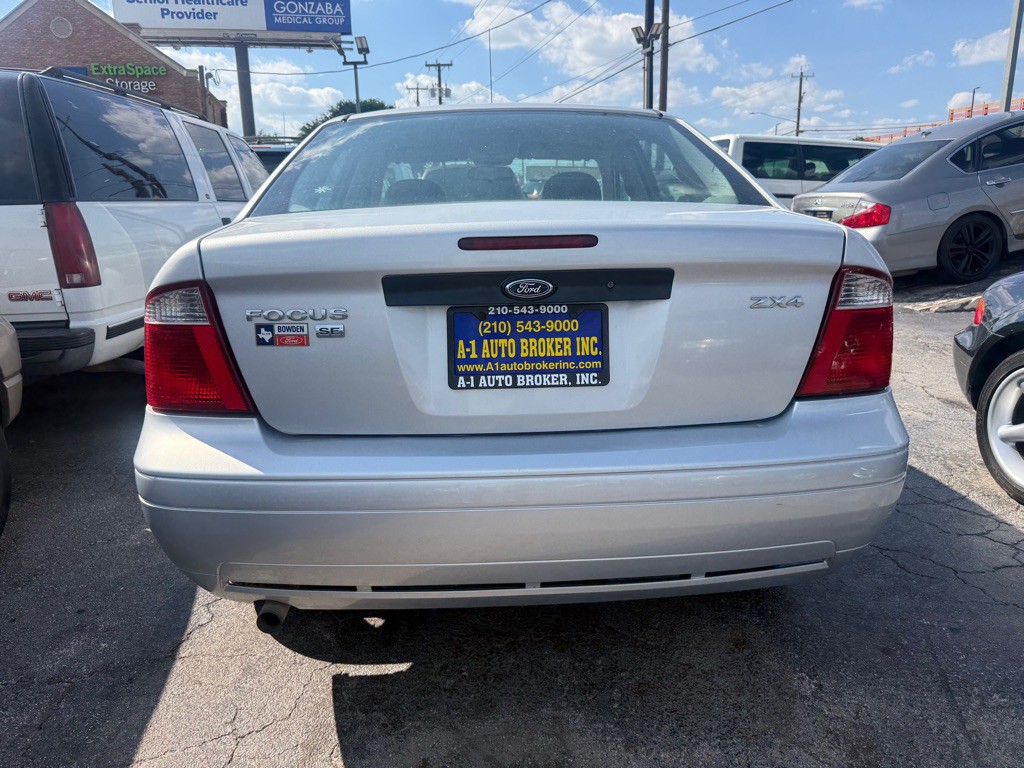 2005 Ford Focus Image 3