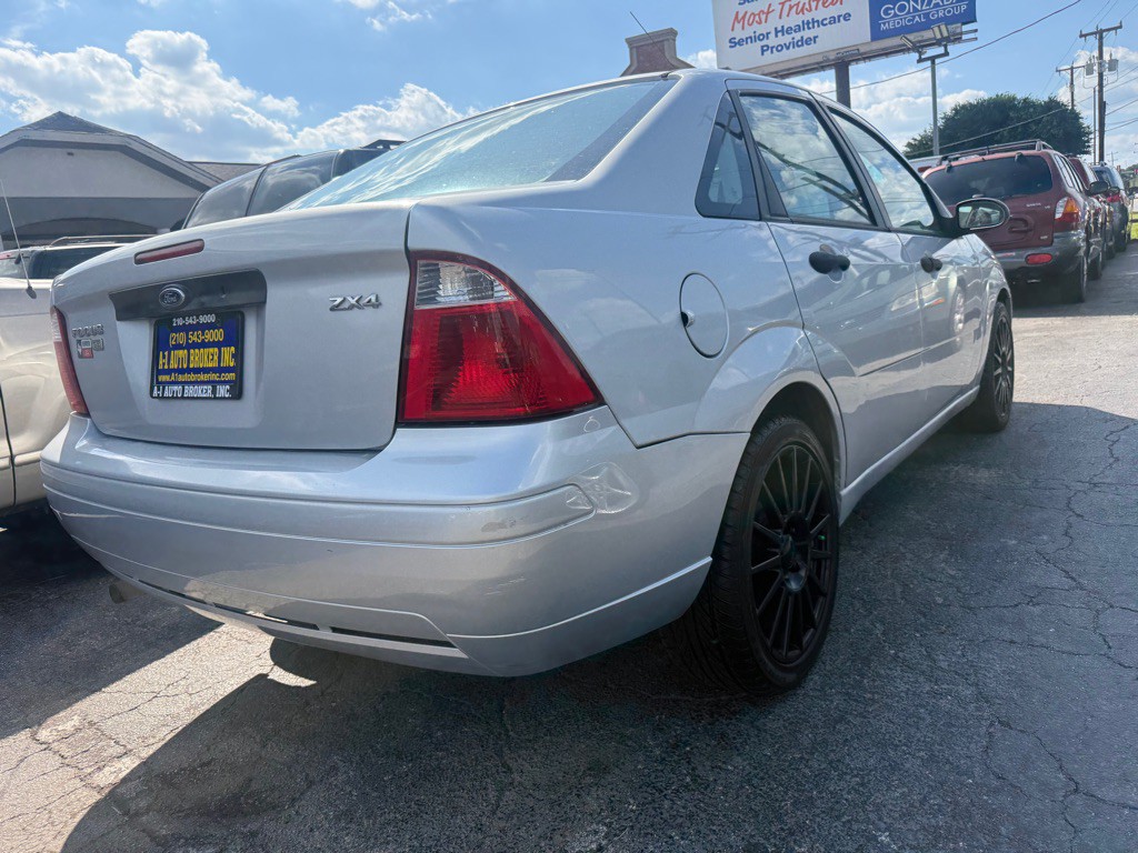 2005 Ford Focus Image 4