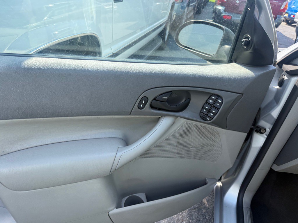 2005 Ford Focus Image 8