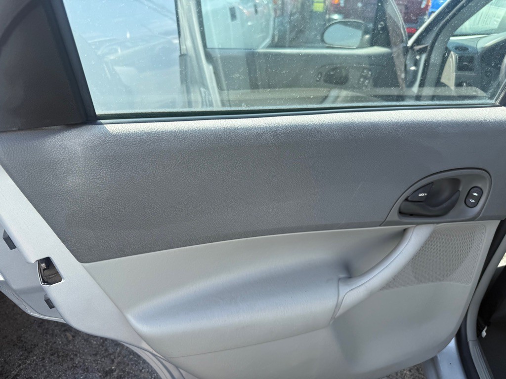 2005 Ford Focus Image 10