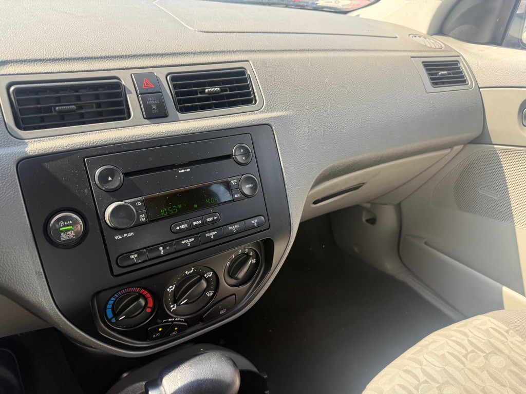2005 Ford Focus Image 17
