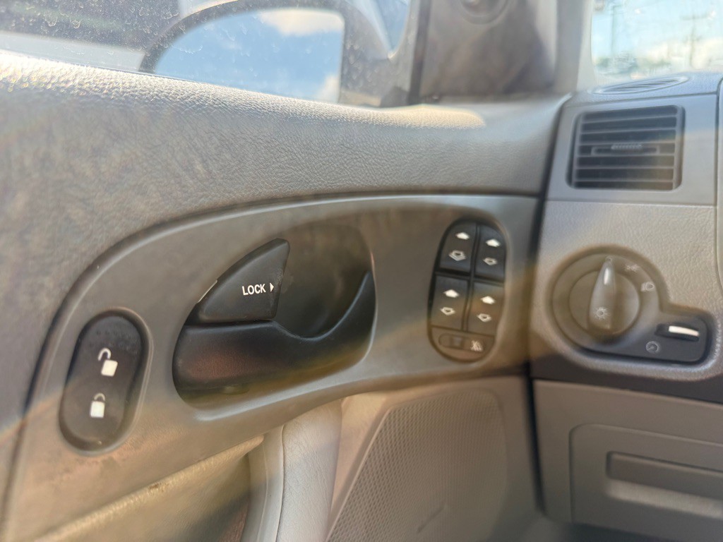 2005 Ford Focus Image 26