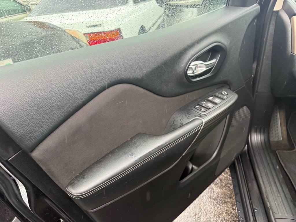 2015 Jeep Cherokee Image 8