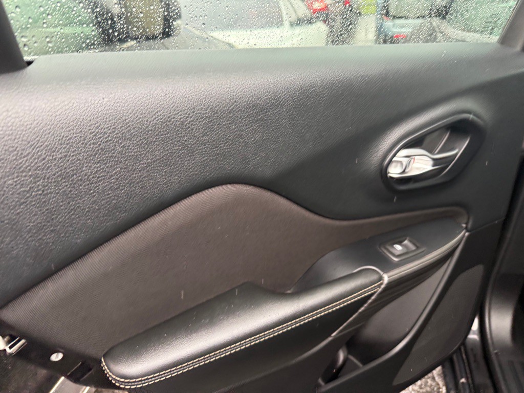 2015 Jeep Cherokee Image 11