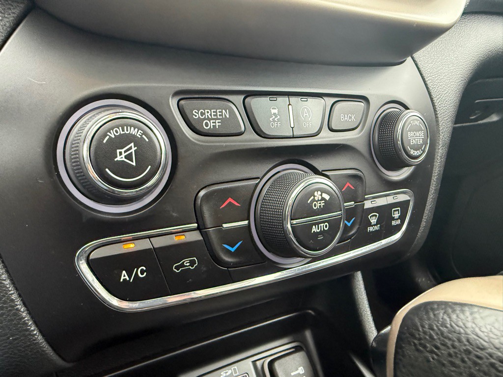 2015 Jeep Cherokee Image 43