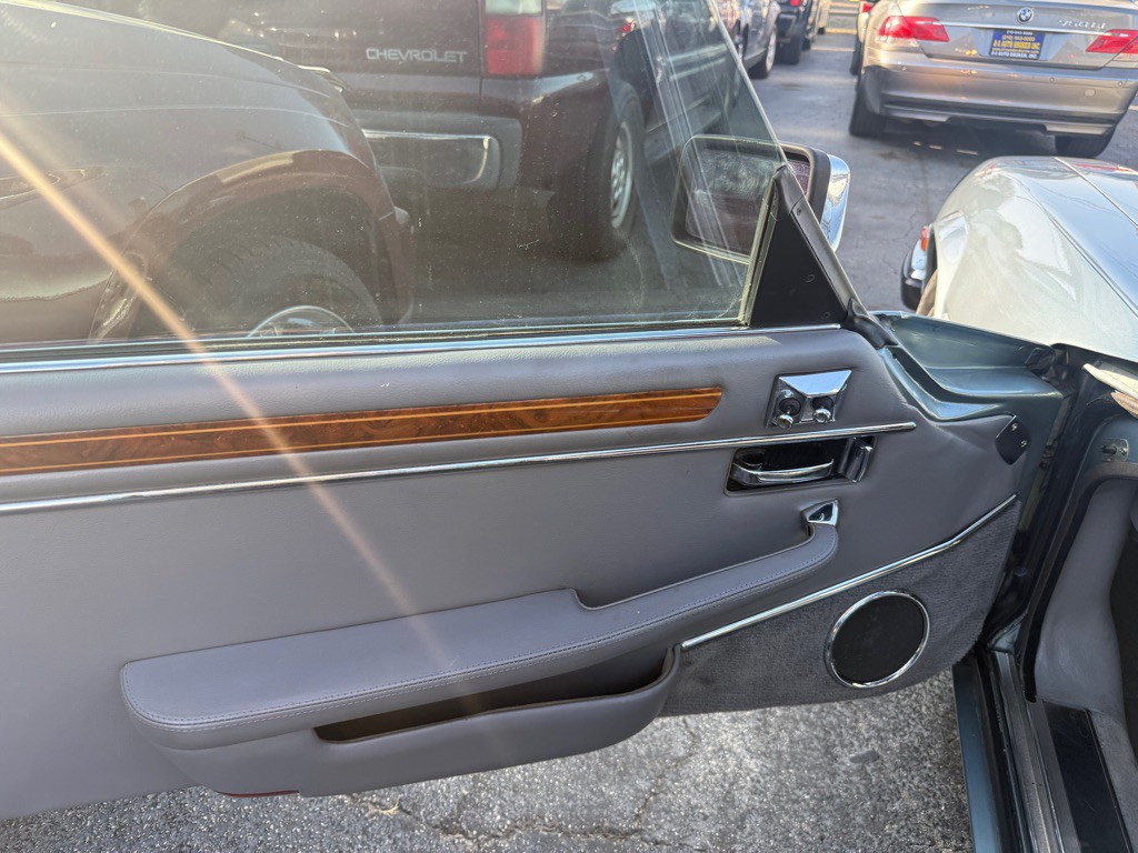 1990 Jaguar XJ Image 8