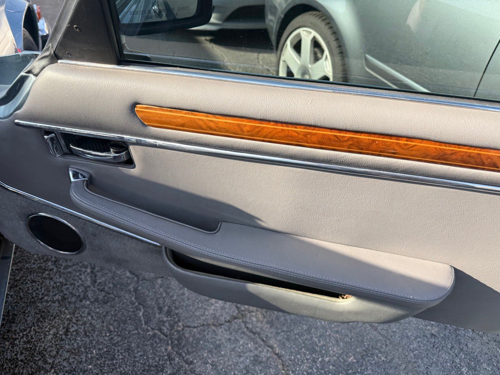 1990 Jaguar XJ Image 16