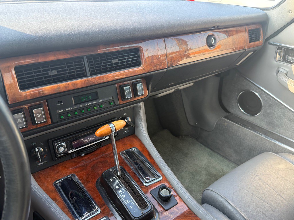 1990 Jaguar XJ Image 22